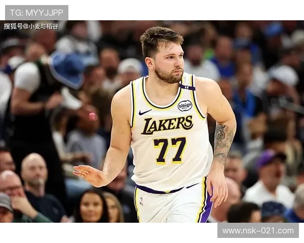 原创湖人遭太阳打穿！全员挨骂东契奇也遭殃，就他一人能挺直腰杆！